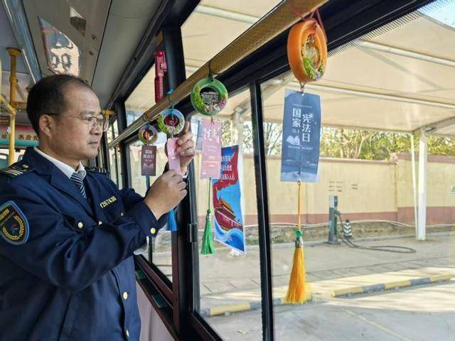 课堂” ！城阳巴士驾驶员创意点亮法治之光AG真人旗舰厅登录车厢变身为“流动普法