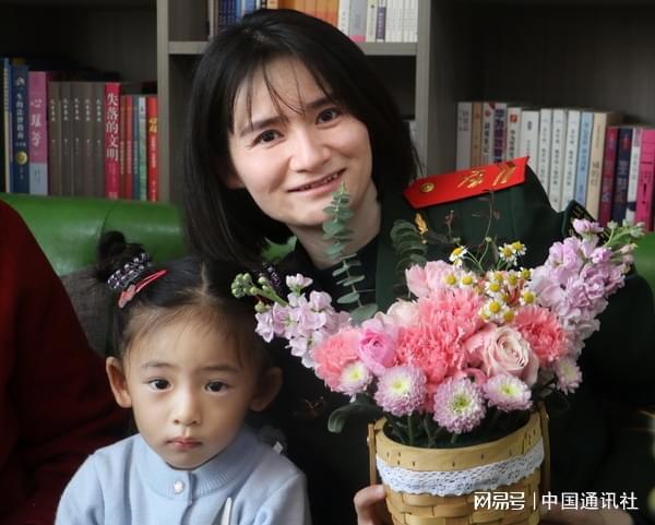 武警青海省总队通信女兵开展三八妇女节暖心
