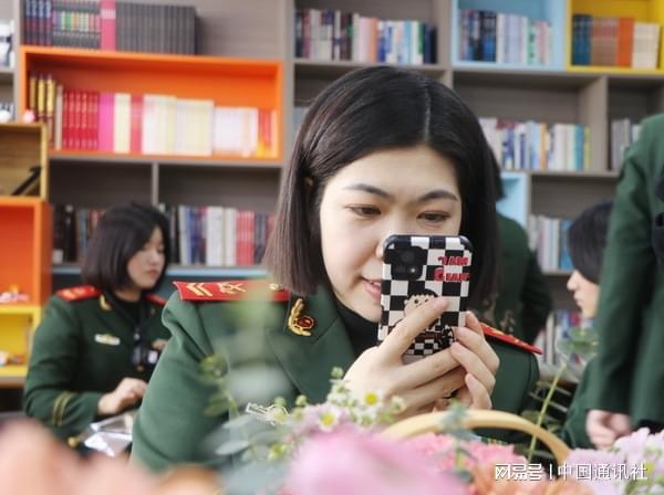 武警青海省总队通信女兵开展三八妇女节暖心活动AG真人百家家乐APP巾帼芳华温暖军营——(图4)